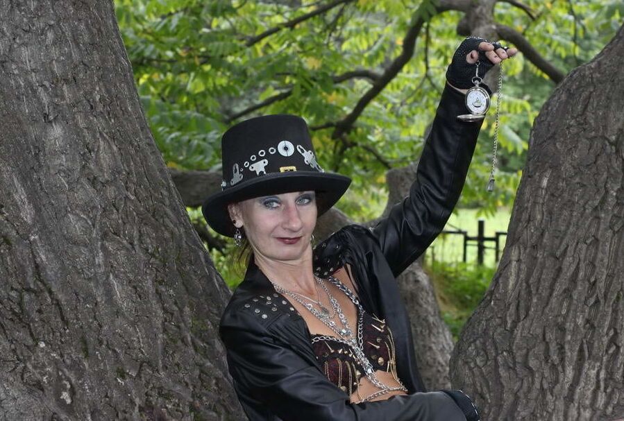 Clockpunk under the tree 2