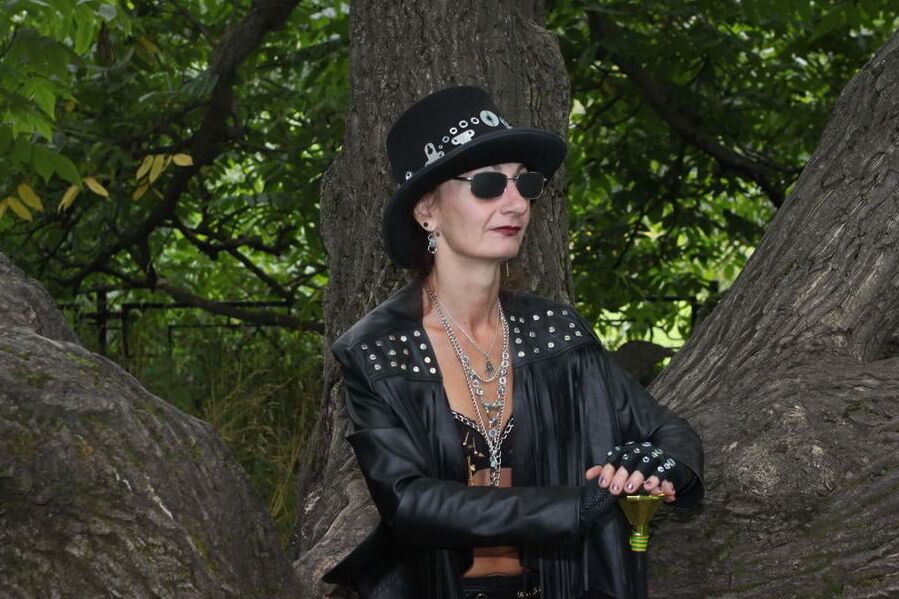 Clockpunk under the tree 2