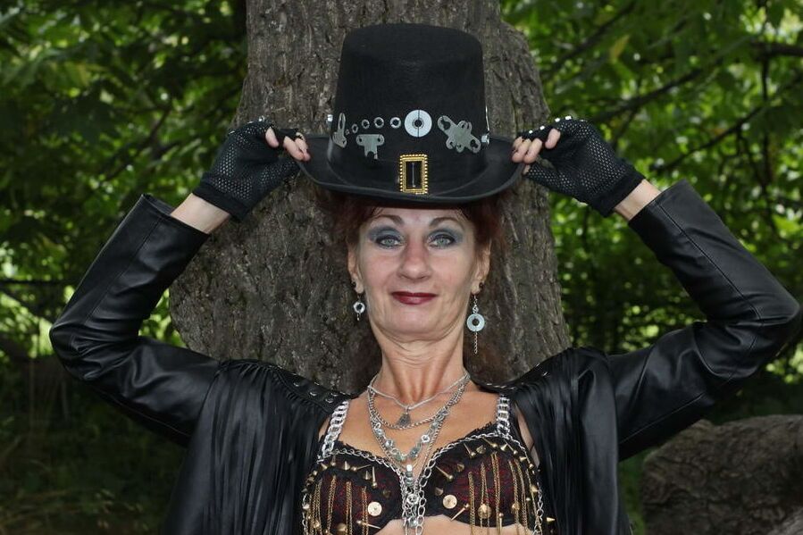 Clockpunk under the tree 2
