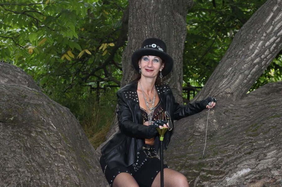 Clockpunk under the tree 2