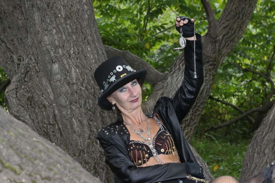 Clockpunk under the tree 2
