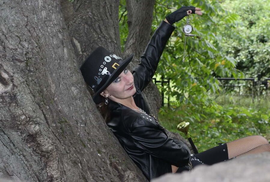 Clockpunk under the tree 2