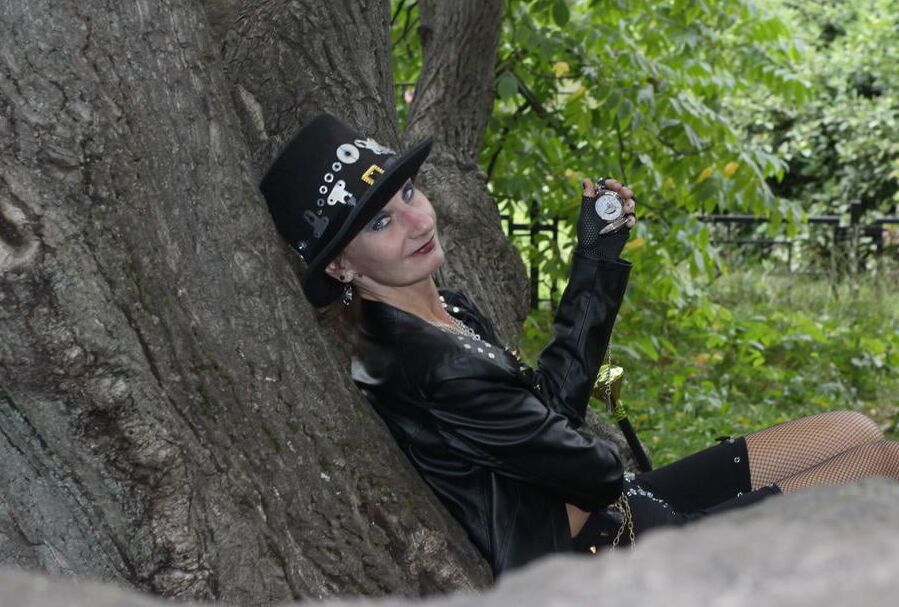 Clockpunk under the tree 2