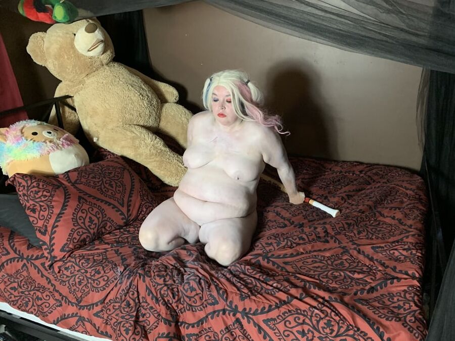 Sexy BBW Harley Quinn Cosplay Photoset