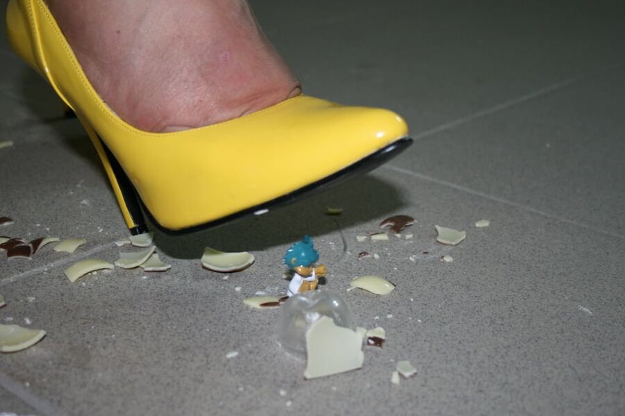 Anna in yellow heels ...