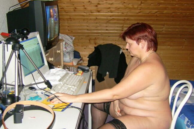 全裸でPCに向かう……