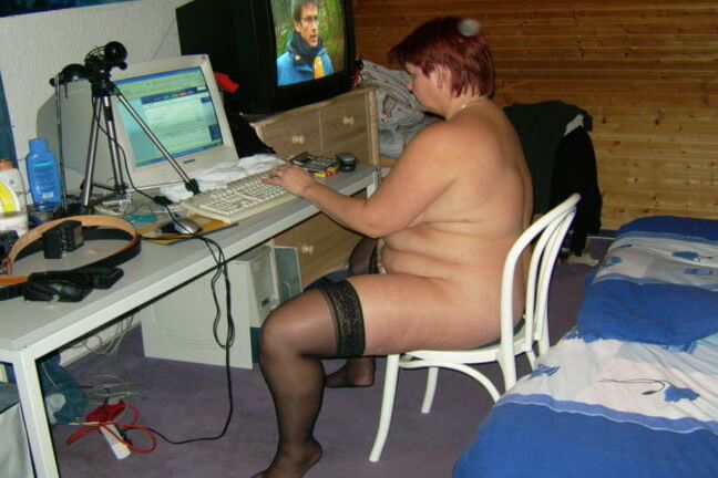 全裸でPCに向かう……