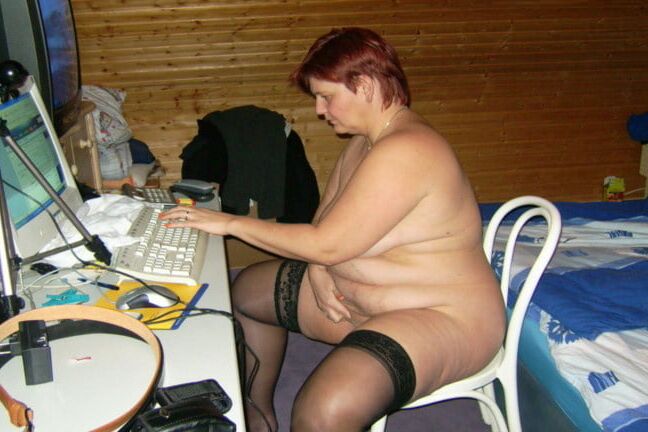 全裸でPCに向かう……