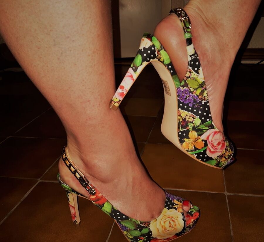 Hot BBW Wife Miss Lizz  Trying on New Heels