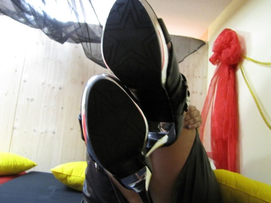 Anna in Heels - Posing Pictures ...