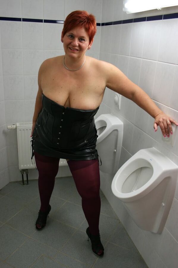 HOT dressed in the men's toilet ...