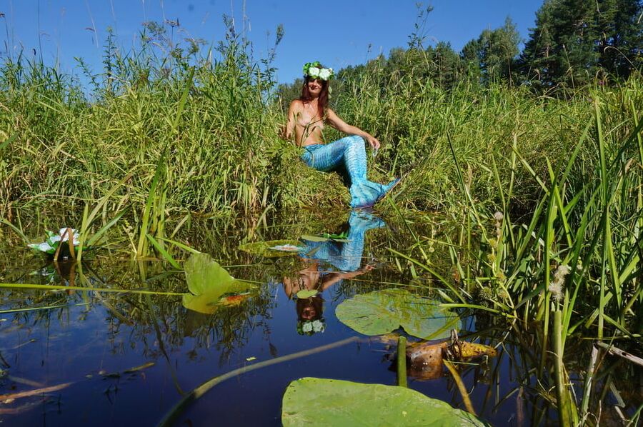 Mermaid with turquoise braclet