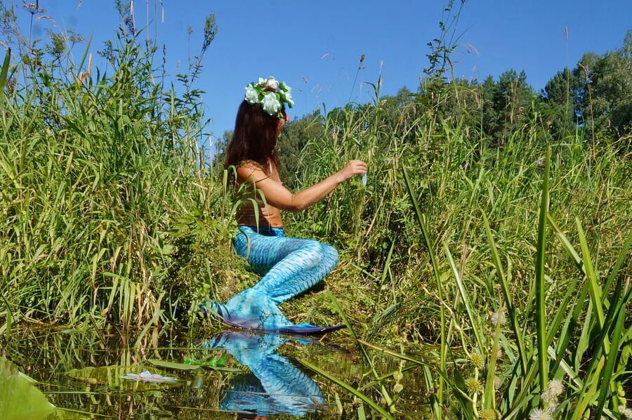 Mermaid with turquoise braclet