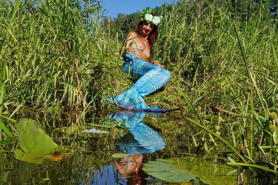 Mermaid with turquoise braclet
