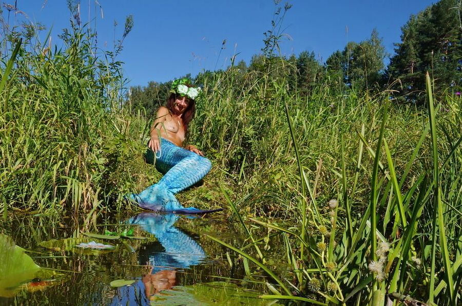 Mermaid with turquoise braclet