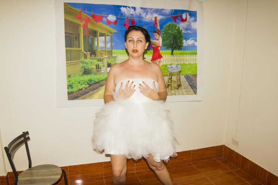 Bride in white dress and have no panties