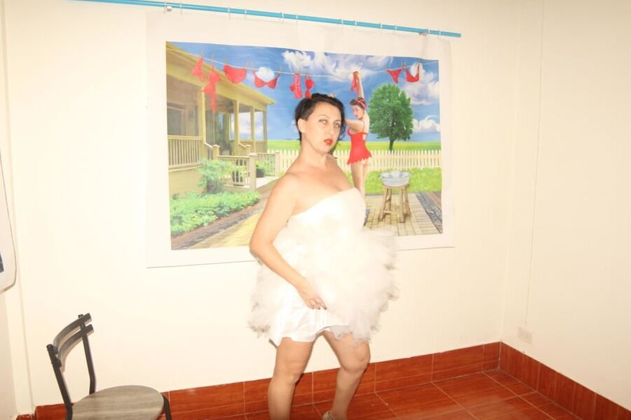 Bride in white dress and have no panties