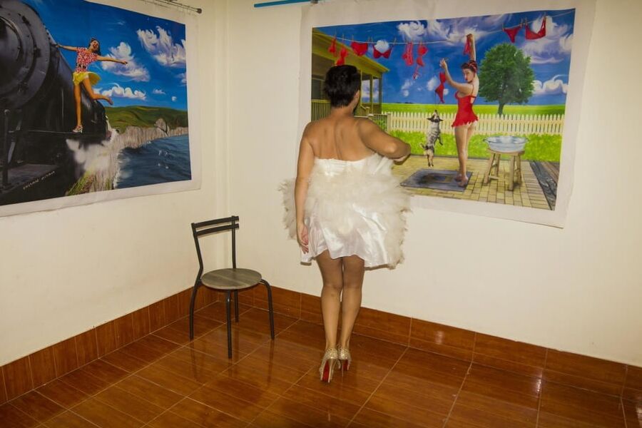 Bride in white dress and have no panties