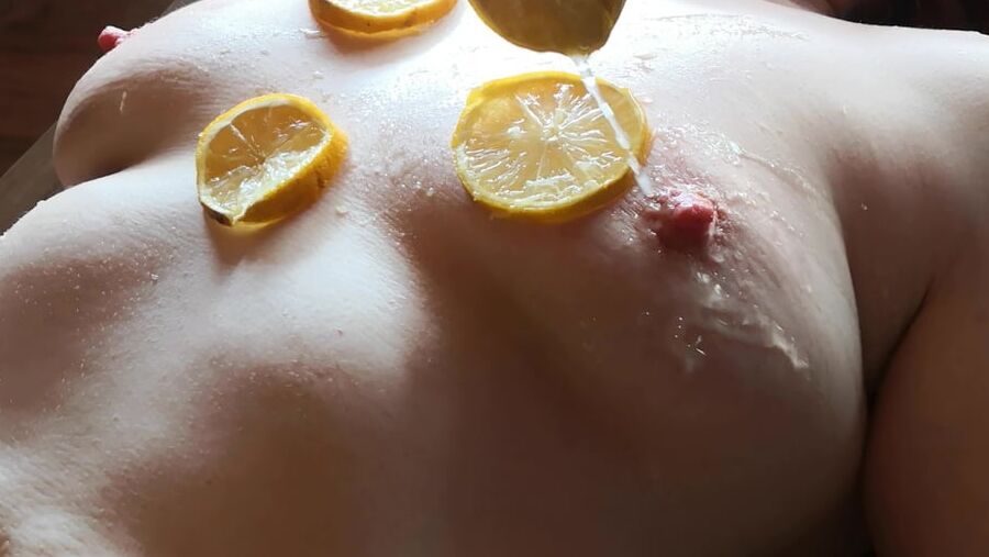 Citron on tits