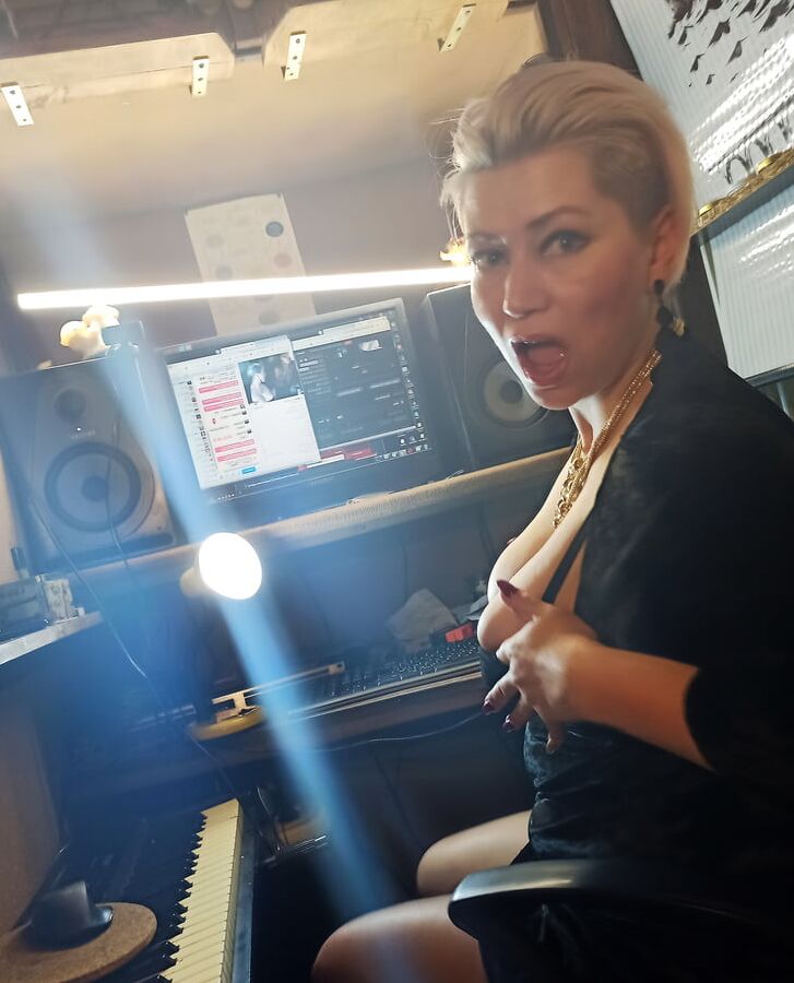 Webmodel AimeeParadise in husbands home studio))