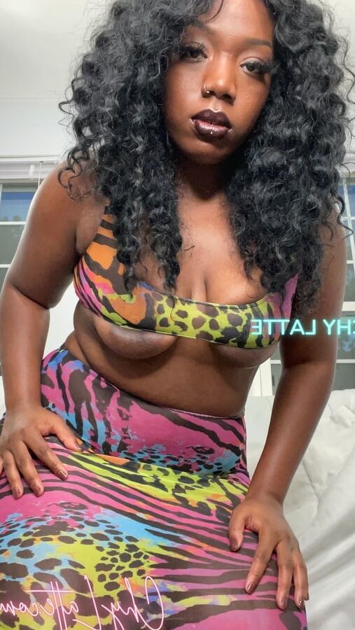 CHY LATTE SEXY FAT ASS EBONY PIN-UP PICS