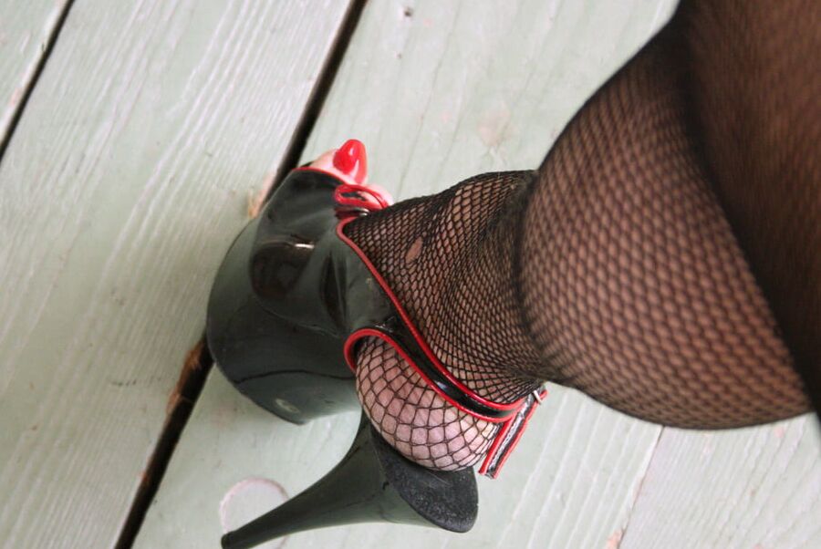 Random heels+ random legs+ random boobs