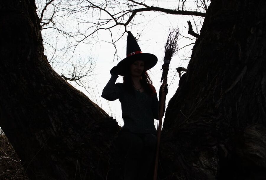 The contour of the witches