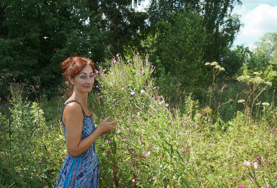 In blue dress in field