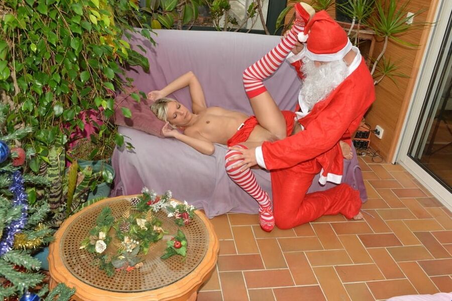Slim Amateur Blondie Takes Deep Anal On Christmas Day