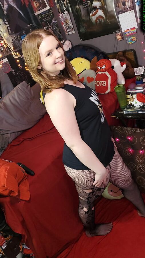 Thick Phat White Ass Big Booty Cutie Redhead Shows Off