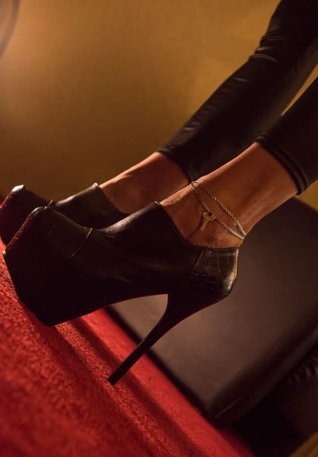 Chastity Keyholder and Cuckoldress - Mistress Kym