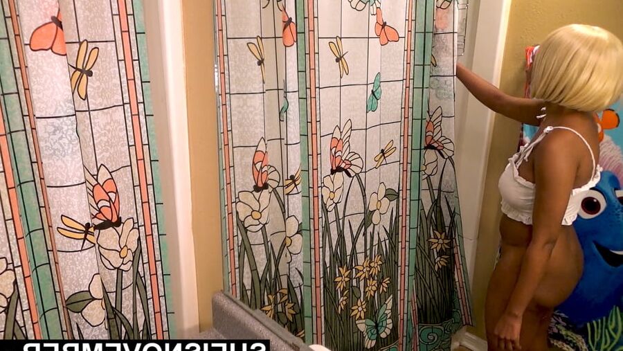 Ebony Babe Taking A Piss & Texting Her Step Dad On Toilet