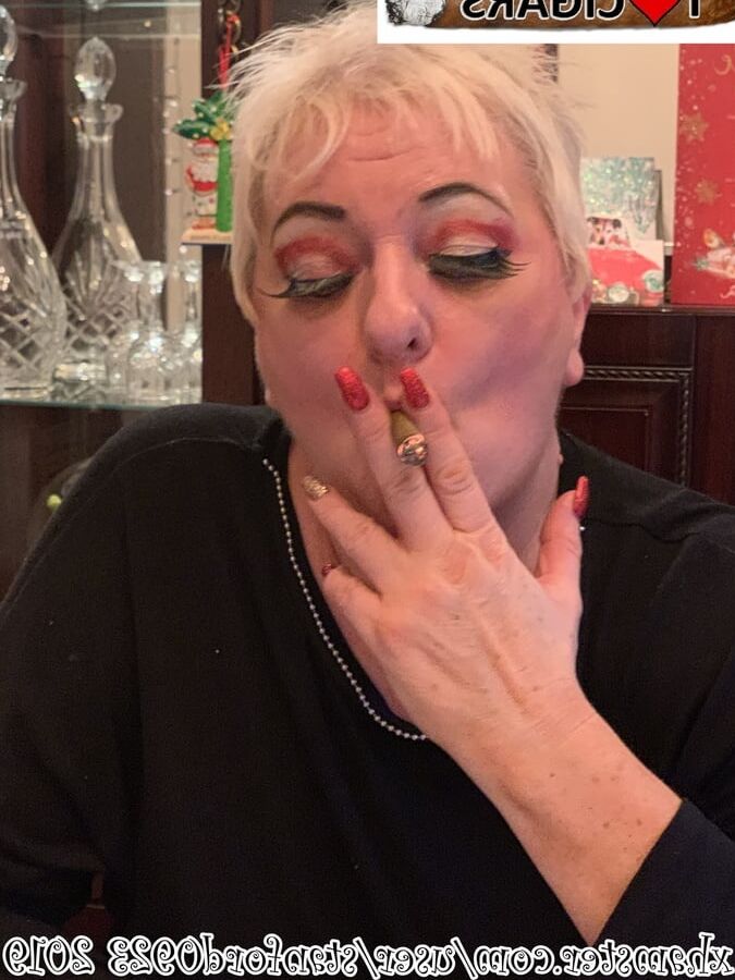 SMOKING XMAS DAY