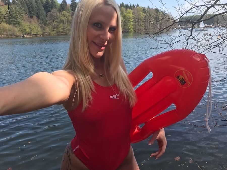 Lara CumKitten - sexy Baywatch Selfies