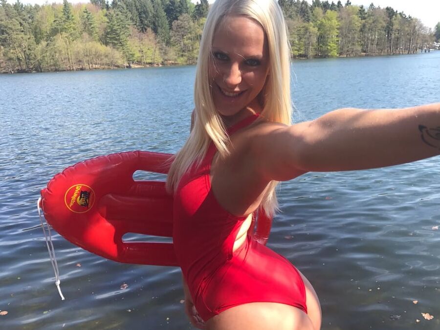 Lara CumKitten - sexy Baywatch Selfies