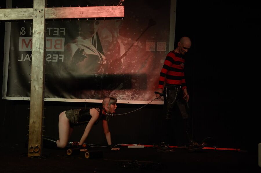 Show Cruxified Skinheadgirl no Fetish Festival VIII