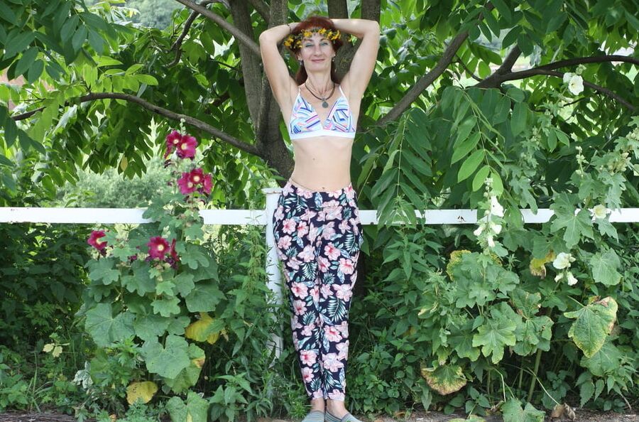 In pants with flofer print