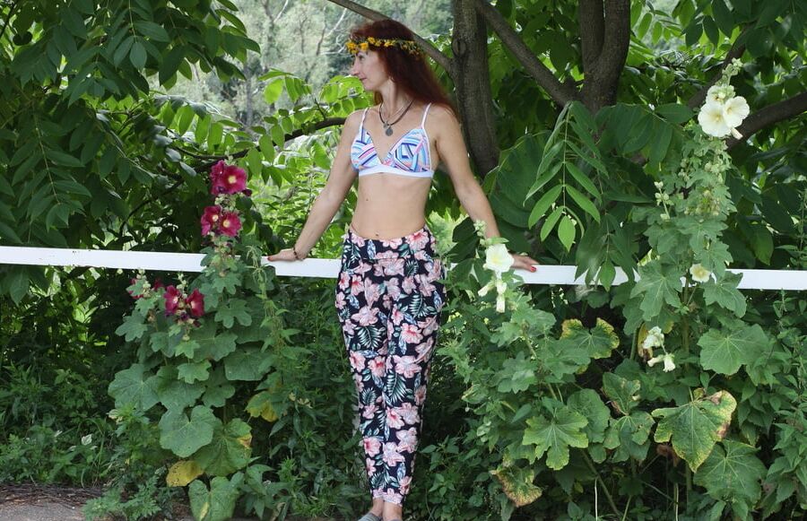 In pants with flofer print
