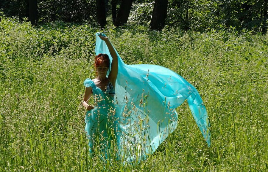 Game with a green cloth in the wind