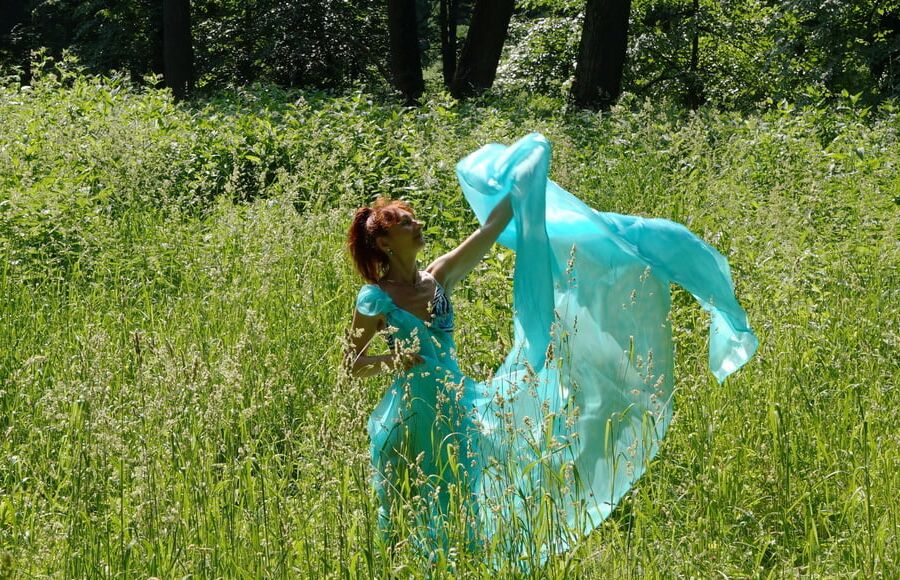 Game with a green cloth in the wind