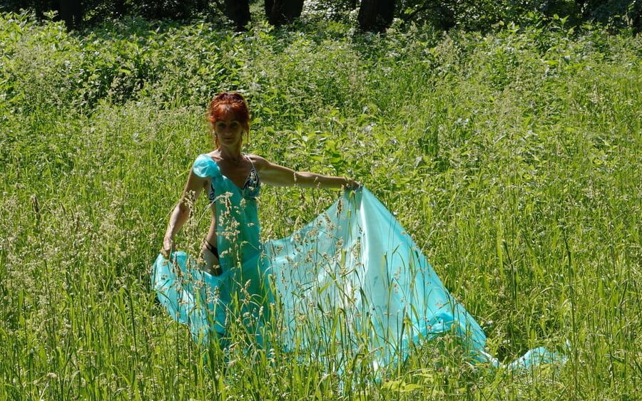 Game with a green cloth in the wind