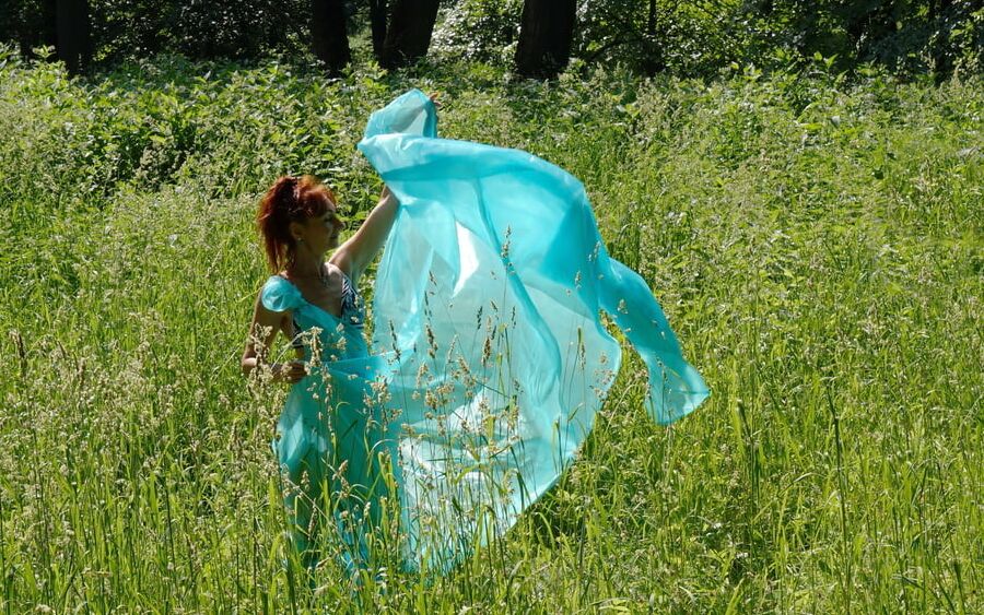 Game with a green cloth in the wind