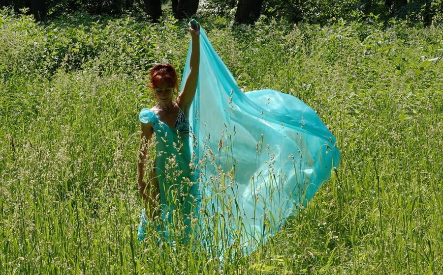 Game with a green cloth in the wind