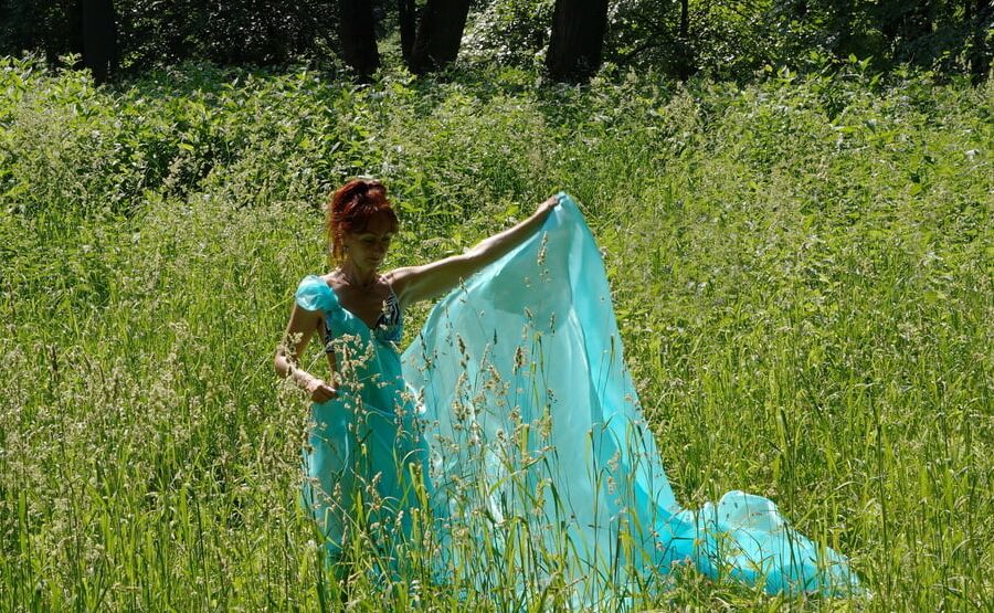 Game with a green cloth in the wind