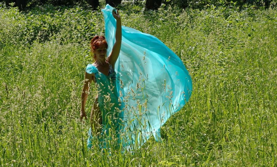 Game with a green cloth in the wind