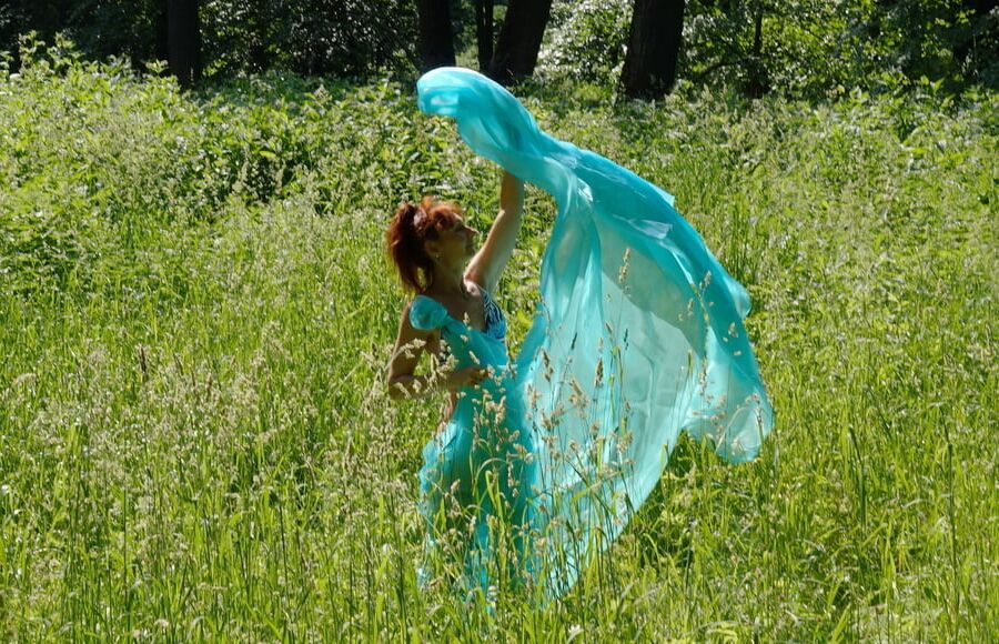 Game with a green cloth in the wind