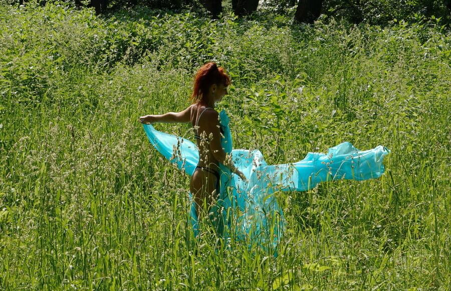 Game with a green cloth in the wind