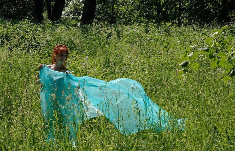 Game with a green cloth in the wind