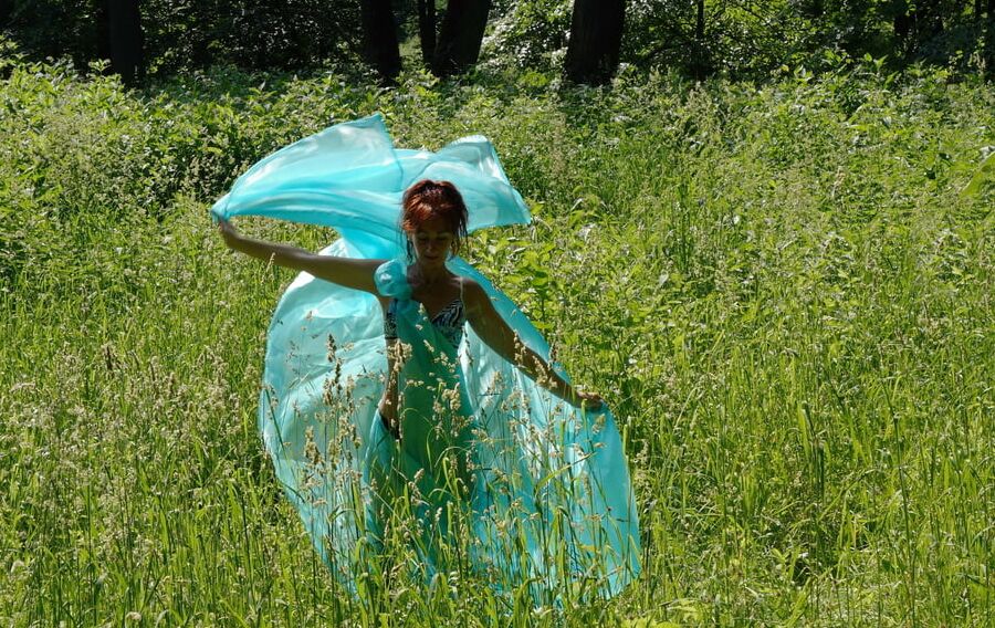 Game with a green cloth in the wind