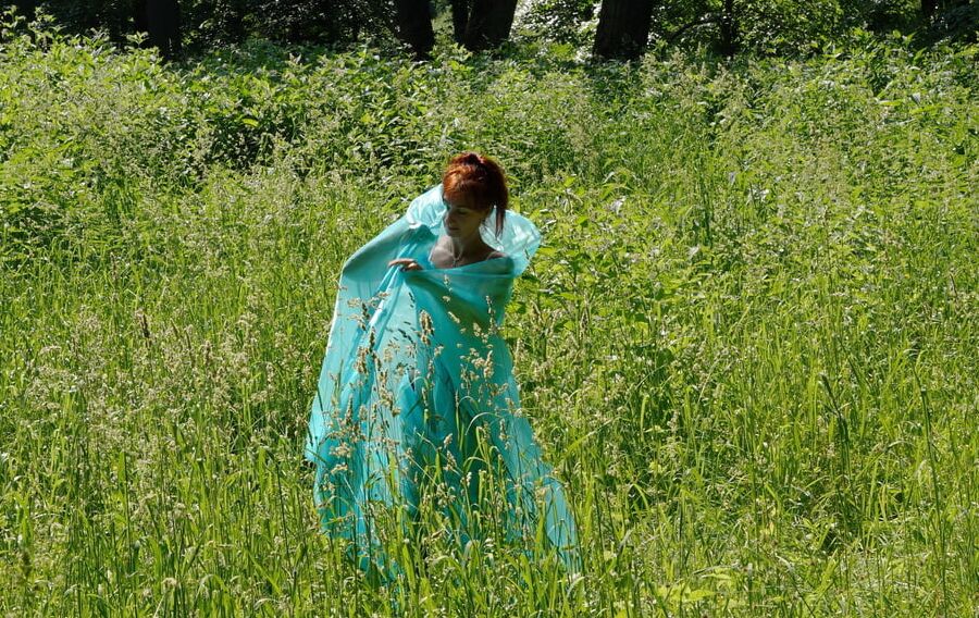 Game with a green cloth in the wind
